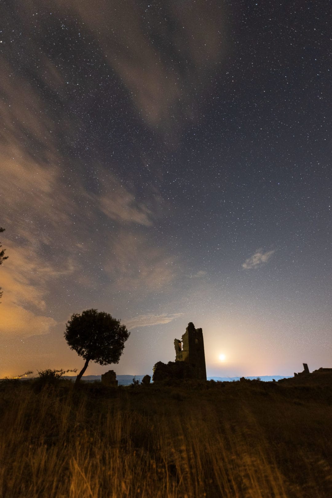 Baigorri de Noche con luna de fondo